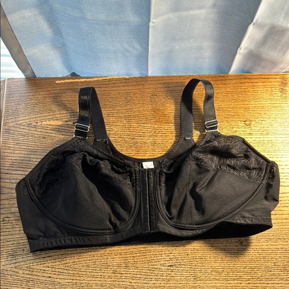 Black High-Impact Sports Bra with Zipper Closure